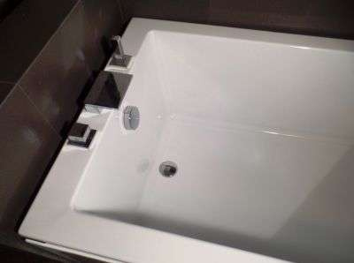 Bateria wannowa 3-otworowa z wylewką kaskadową i zaworem progresywnym, chrom