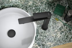 Bateria umywalkowa wysoka Desso Nero z korkiem kilk-klak, czarny mat 