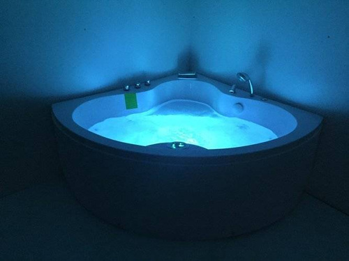 WANNA Z HYDROMASAŻEM NAROŻNA JACUZZI AQUAPEUTIC AQ-636, 2-osobowa 135x135x60 cm