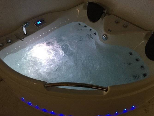 WANNA SPA Z HYDROMASAŻEM JACUZZI AQUAPEUTIC 186, narożna 2-osobowa, 152 x 152 x 71 cm