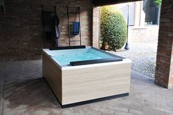 Wanna z hydromasażem Divina M Outdoor SPA Plus Novellini, 190x140x75 cm