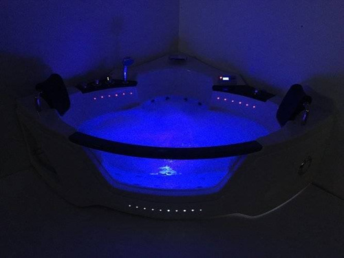 WANNA SPA Z HYDROMASAŻEM JACUZZI AQUAPEUTIC 1060, 2-osobowa 154x154x69 cm