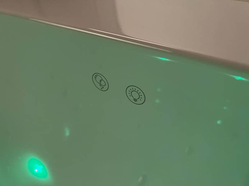 Wanna przyścienna Ravon Sensual Wall, z masażem i chromoterapią, bikolor