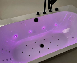 Wanna przyścienna Ravon Sensual Wall, z masażem i chromoterapią, bikolor