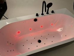 Wanna przyścienna Ravon Sensual Wall, z masażem i chromoterapią, bikolor