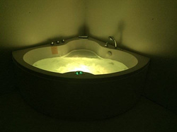 WANNA Z HYDROMASAŻEM NAROŻNA JACUZZI AQUAPEUTIC AQ-636, 2-osobowa 135x135x60 cm