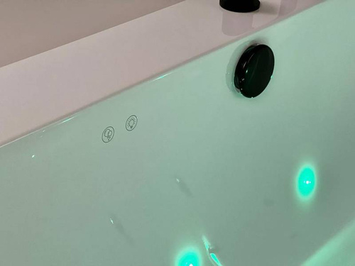 Wanna przyścienna Ravon Sensual Wall, z masażem i chromoterapią, bikolor