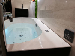 Wanna przyścienna Ravon Sensual Wall, z masażem i chromoterapią, bikolor