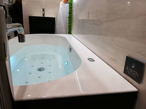 Wanna przyścienna Ravon Sensual Wall, z masażem i chromoterapią, bikolor