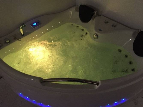 WANNA SPA Z HYDROMASAŻEM JACUZZI AQUAPEUTIC 186, narożna 2-osobowa, 152 x 152 x 71 cm
