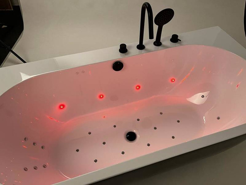 Wanna przyścienna Ravon Sensual Wall, z masażem i chromoterapią, bikolor