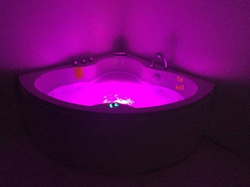 WANNA Z HYDROMASAŻEM NAROŻNA JACUZZI AQUAPEUTIC AQ-636, 2-osobowa 135x135x60 cm